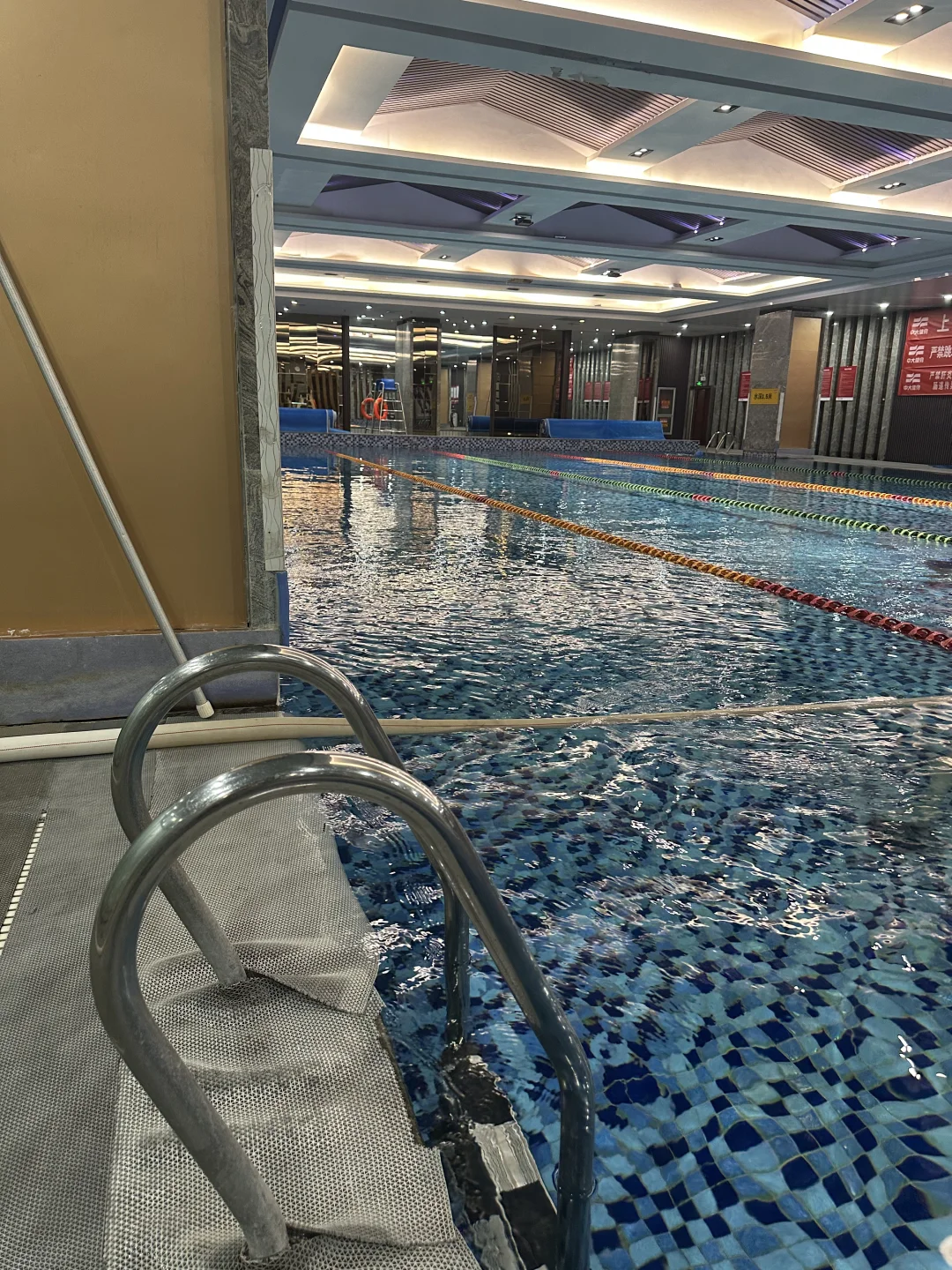 00后 国职双证14年泳龄女游泳教练