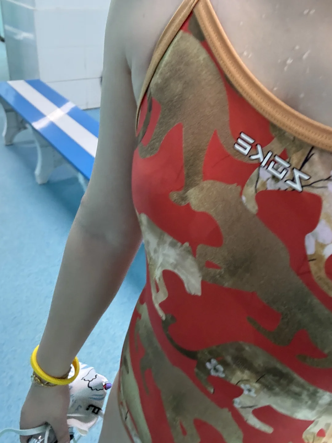 跳入游泳池 一起自由泳🏊‍♀️