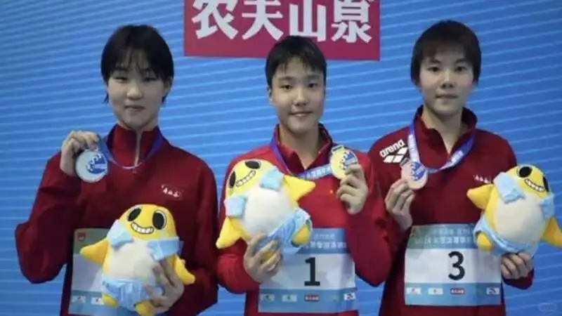 中国11岁世界级的游泳天才问世!