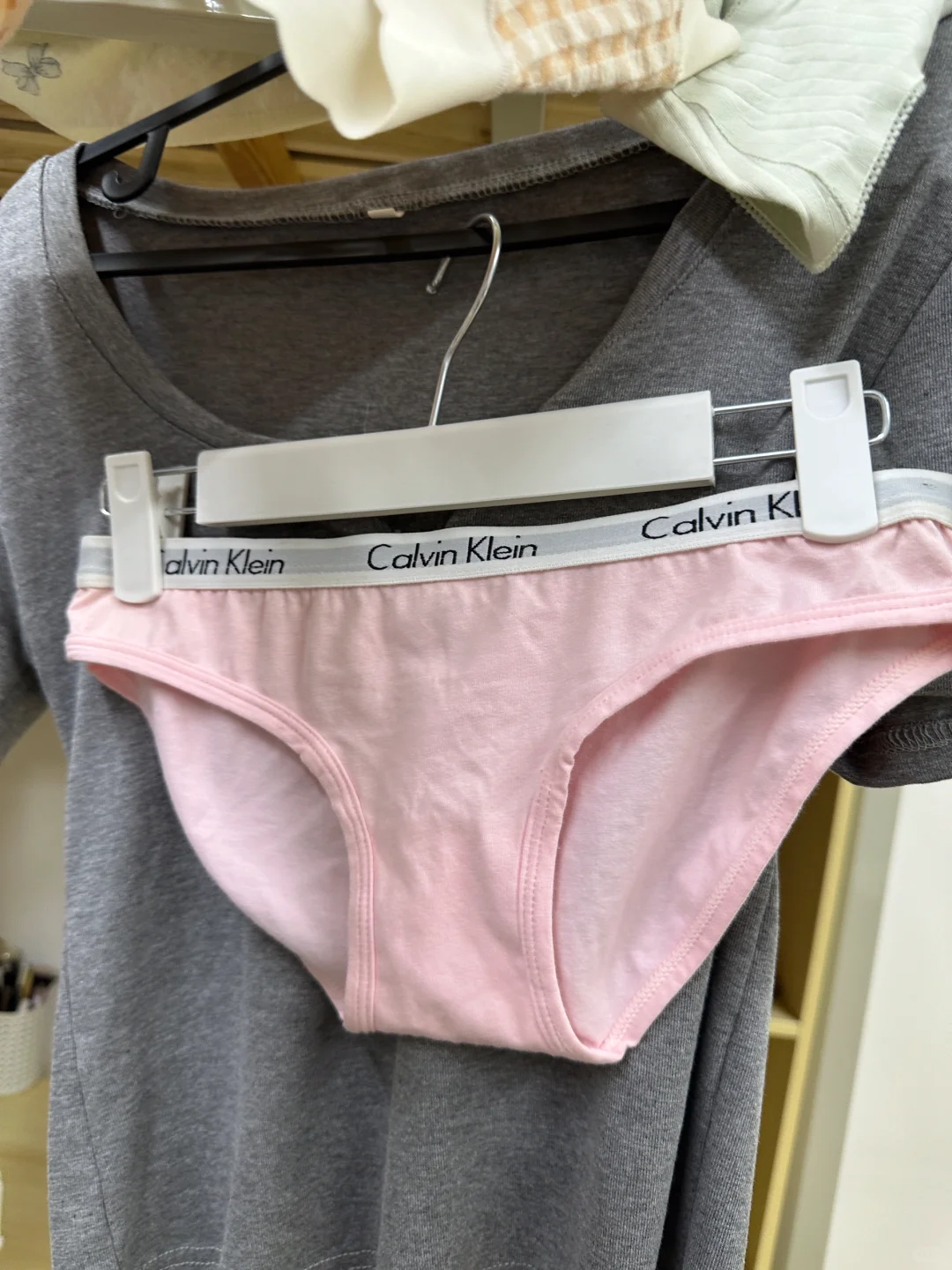 室友好像在宿舍开了个两元精品店……