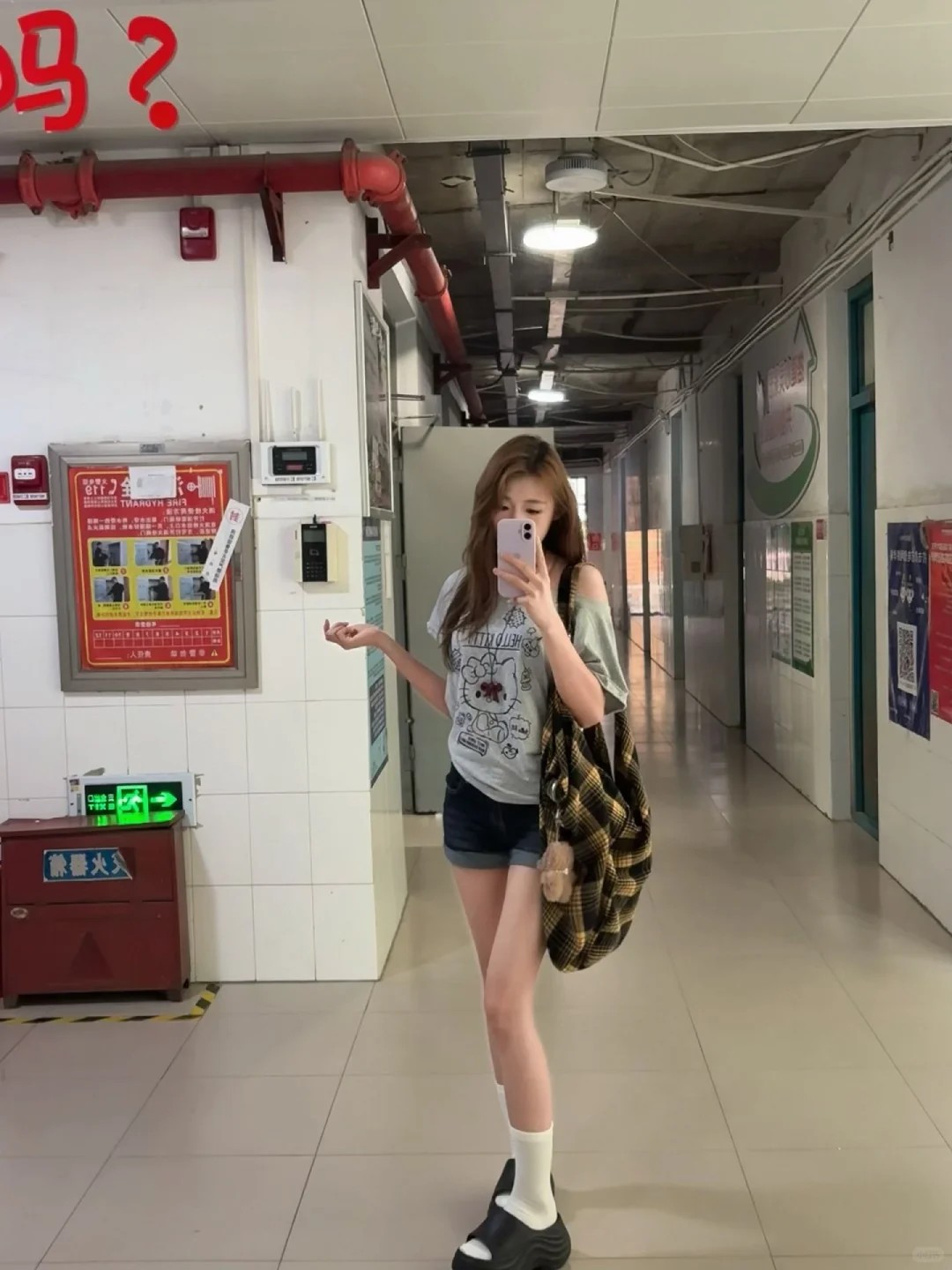 把短裤穿进学校走道里！！