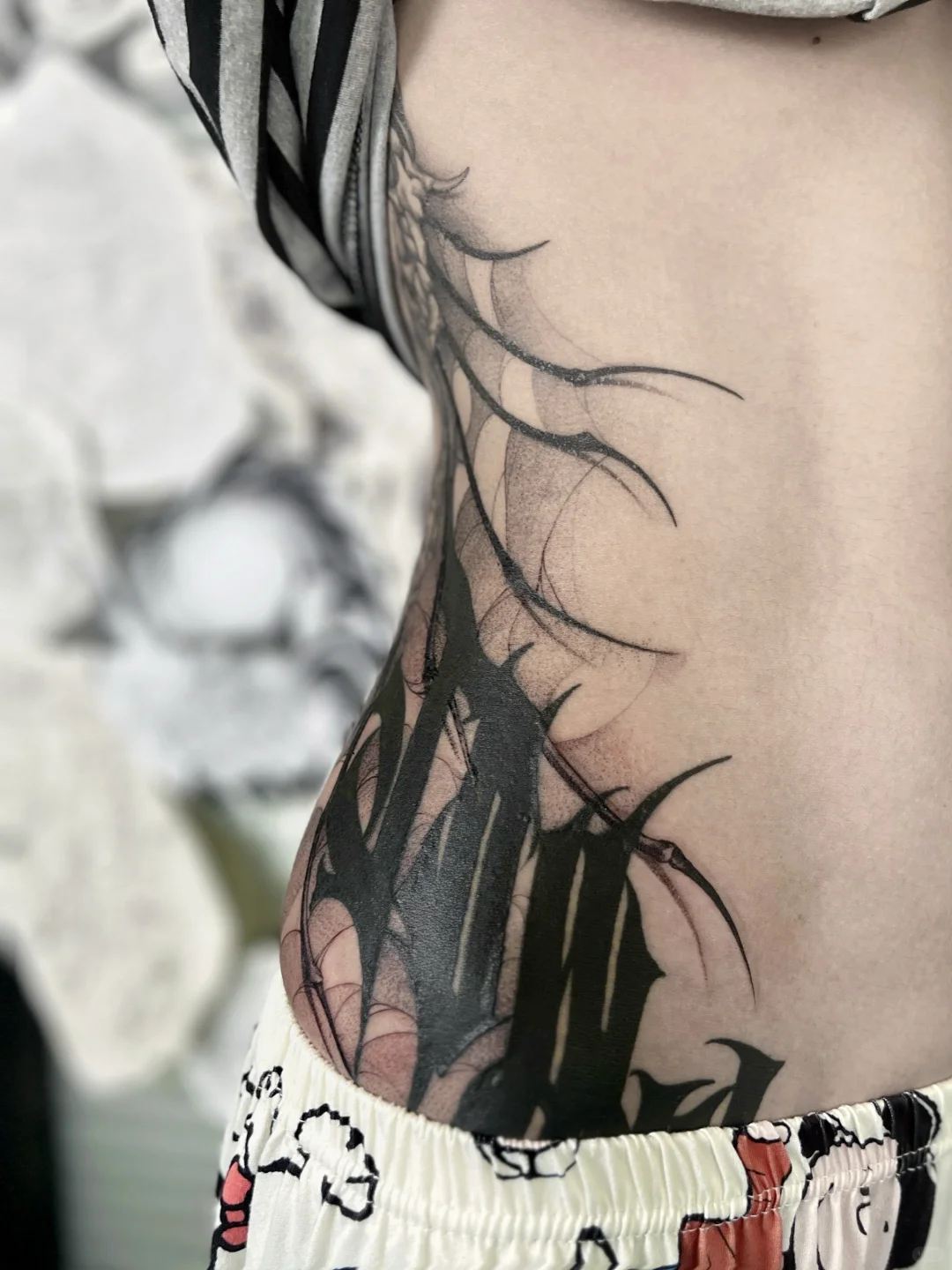 侧腰曲线，才是最高级的性感画布 🖤 | 藏在
