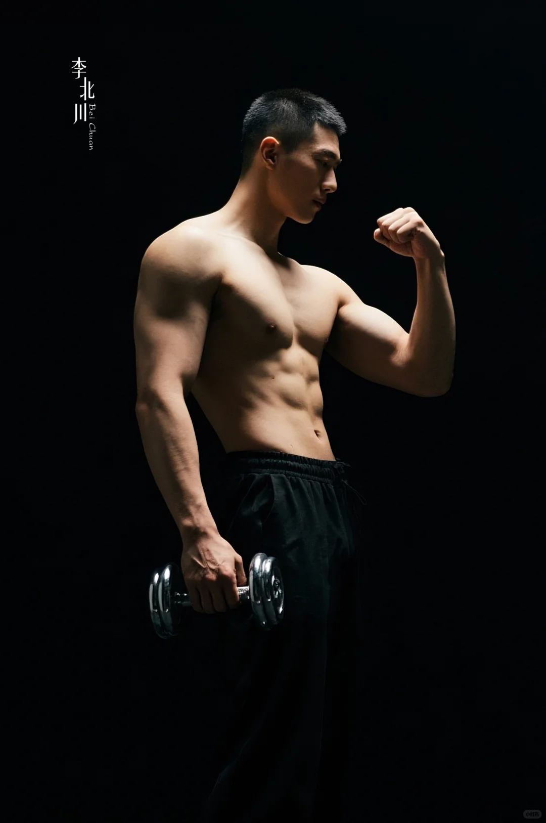 肌肉线条与光影的博弈……