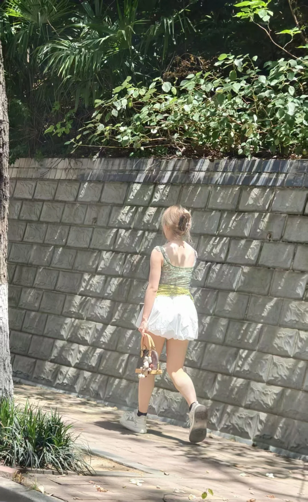 街上突然出现一个白裙子女孩