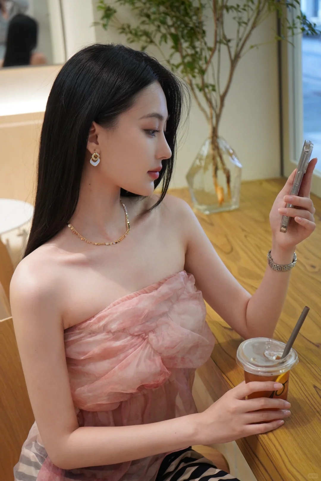 一转眼发现才周一♞ 一起看看美女吧