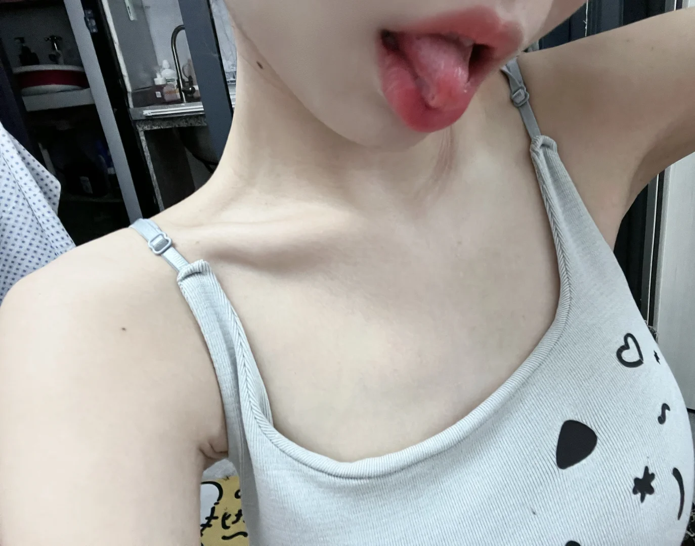 伸舌头拍照好性感