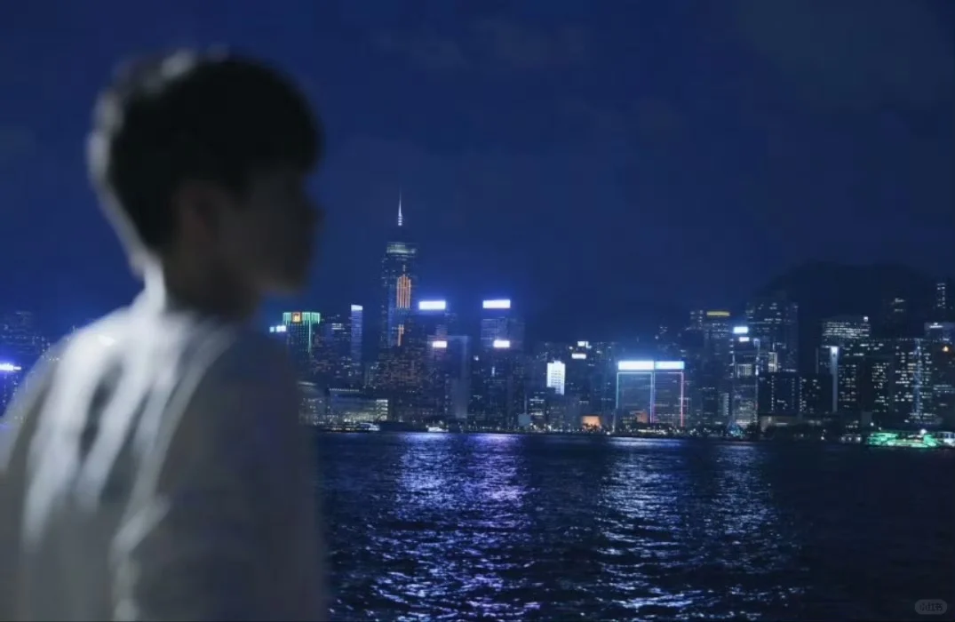 夜晚的维多利亚港 和他
