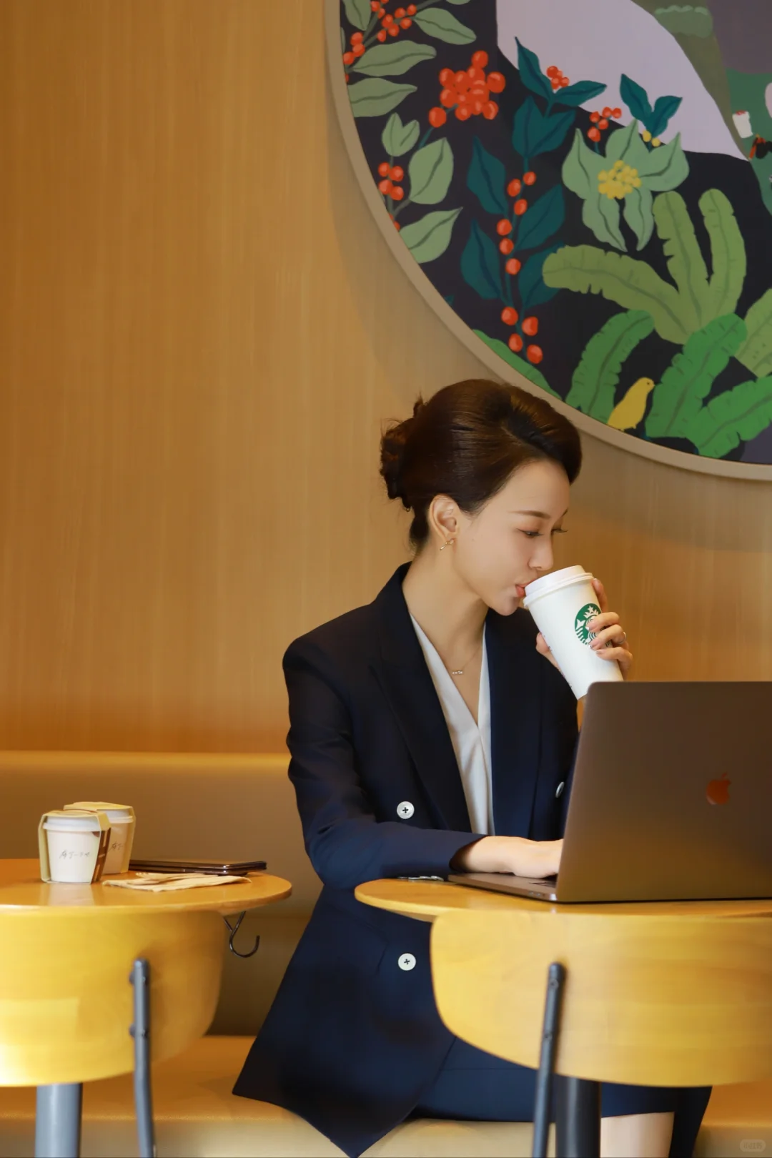 融合优雅与舒适：新闻女主播的蓝色时刻