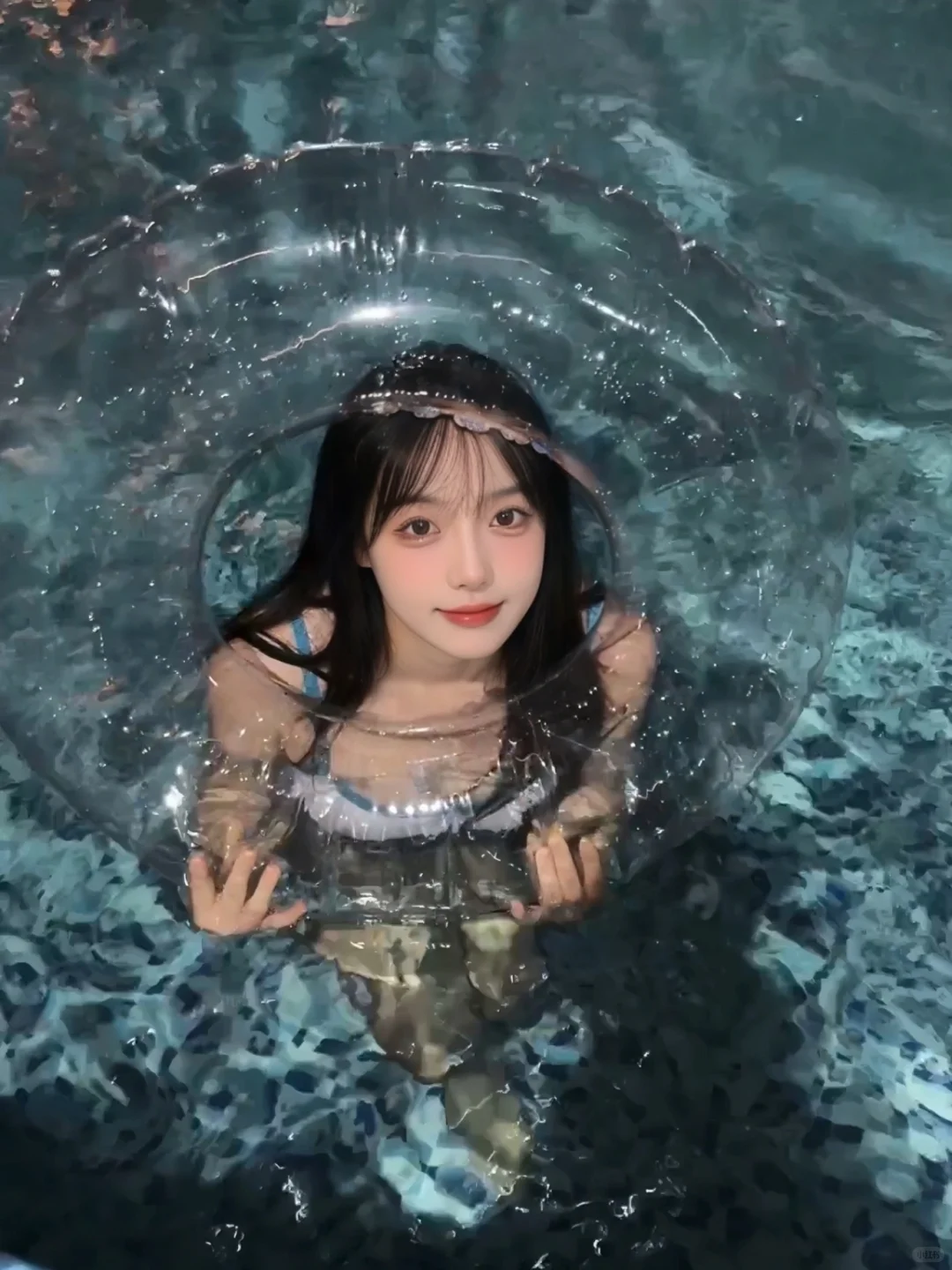 游泳池里跳起来的小姐姐🏊
