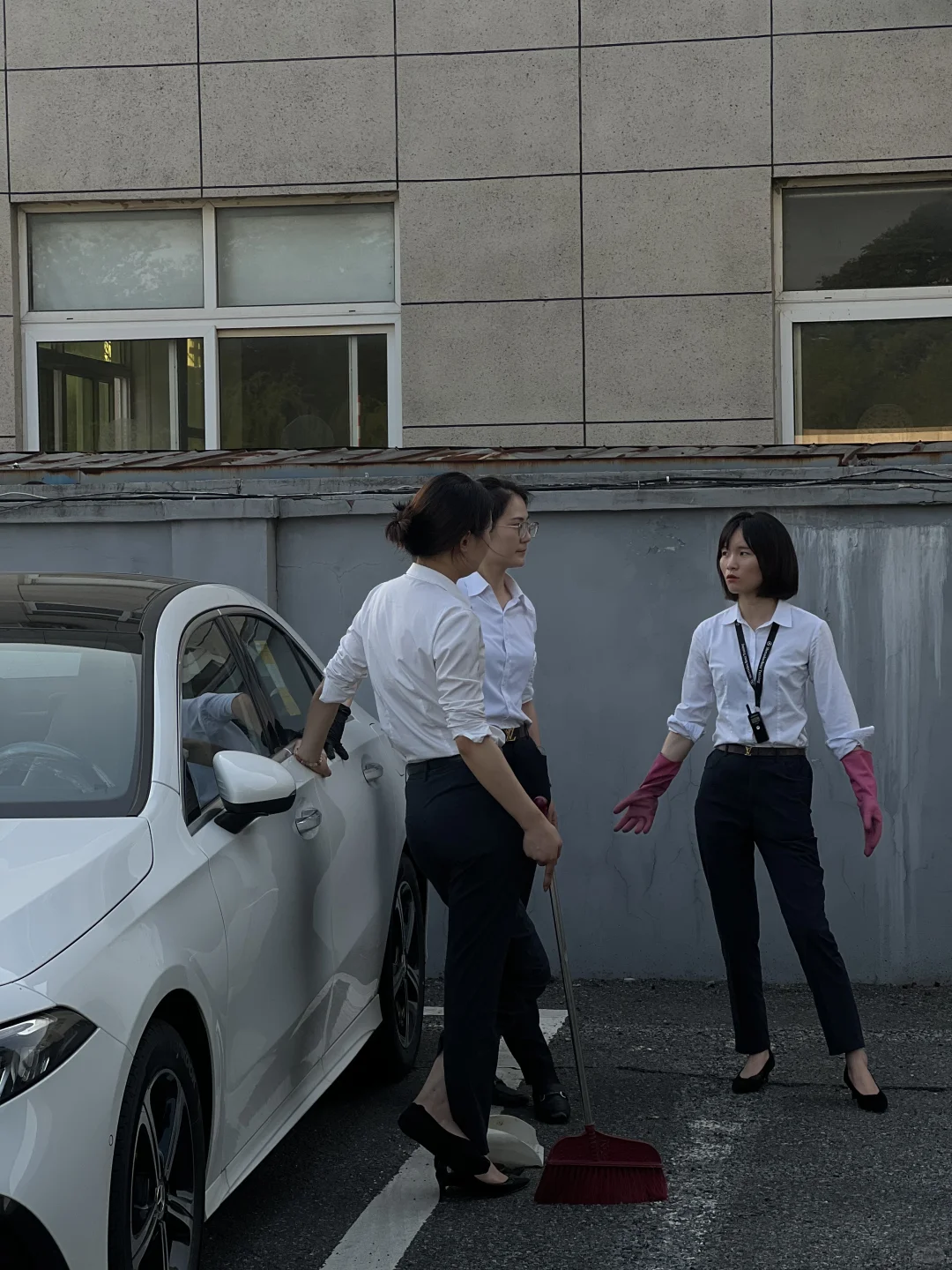 这三个奔驰女销售是打算转战保洁吗