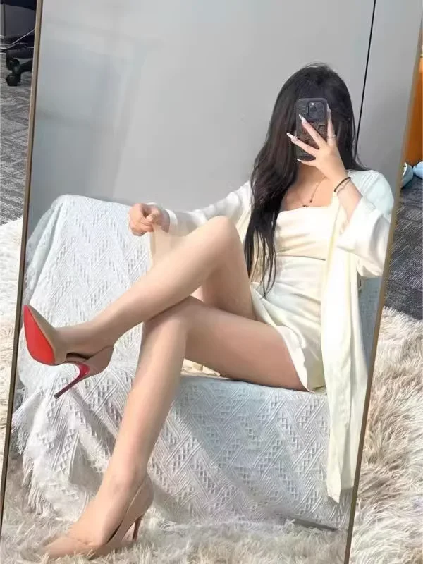 全套裸色系，肉丝配红底
