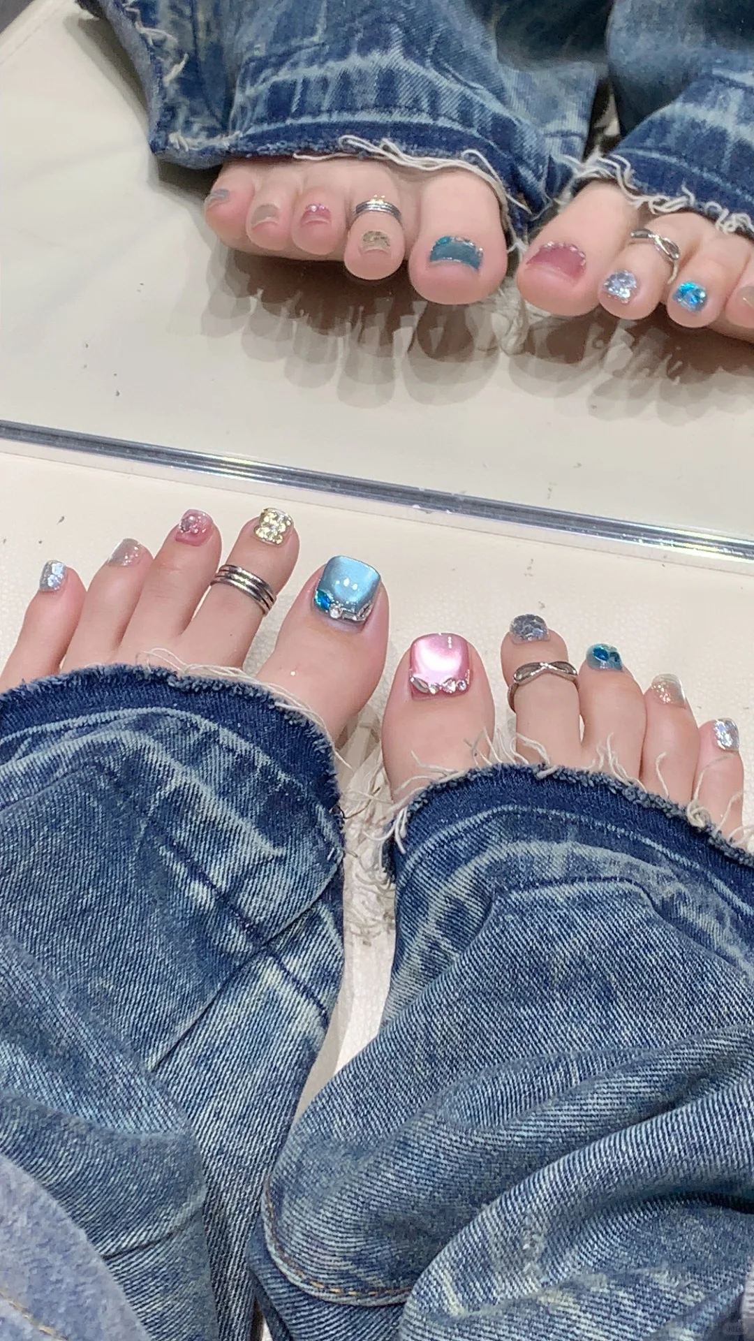 今天的脚趾甲也太美了吧！💖💙
