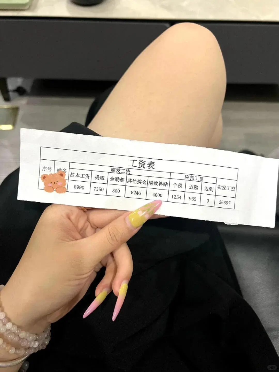 女孩子唯一的出路就是做这一行吧