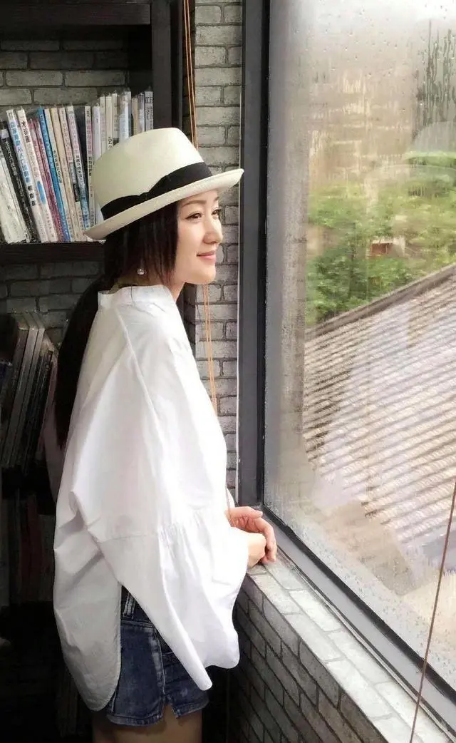 杨钰莹甜蜜如少女，婚后生活闪耀时尚