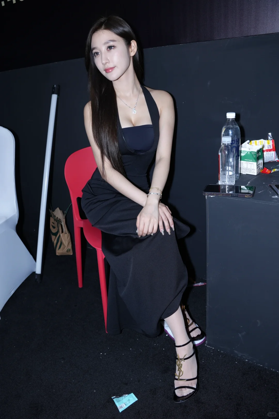 怎么会有这么美的台球桌女孩