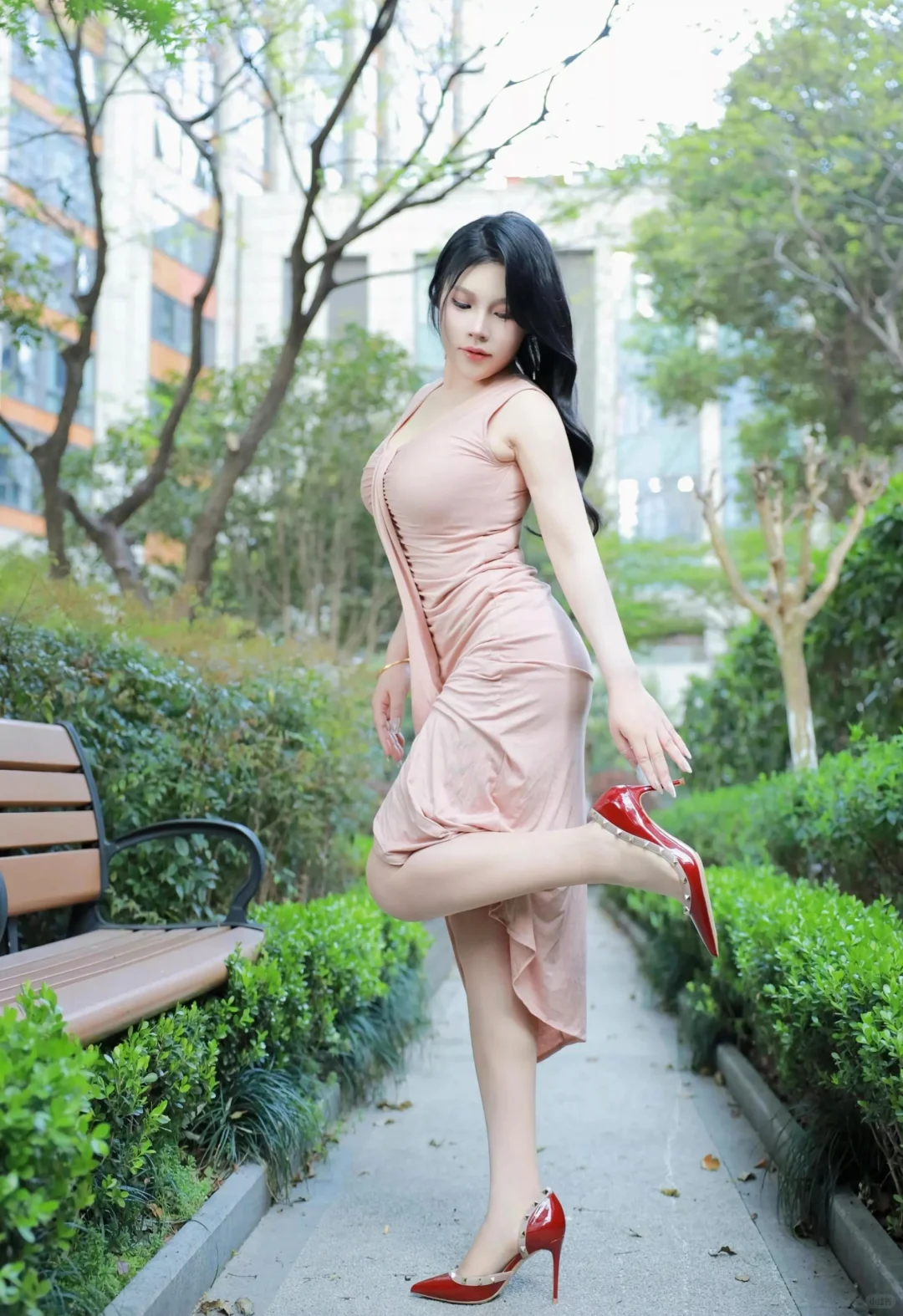 浅粉裙、红高跟，长椅上的绝绝子穿搭✨