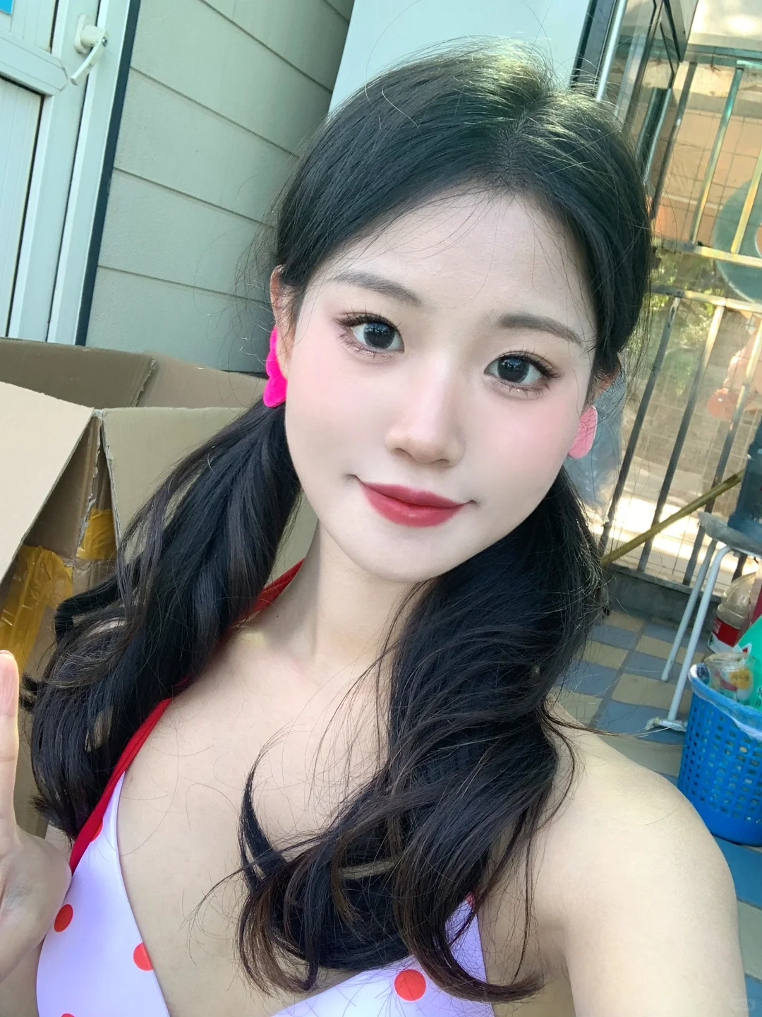 闪闪发光的夏日泳池