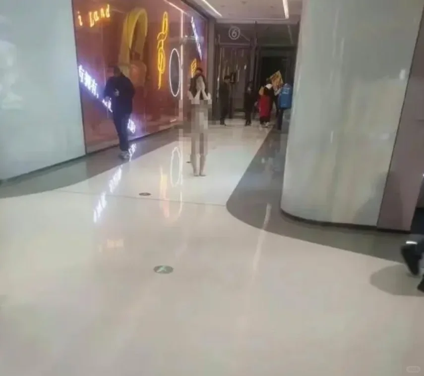 武汉一商场惊现裸女，违法？