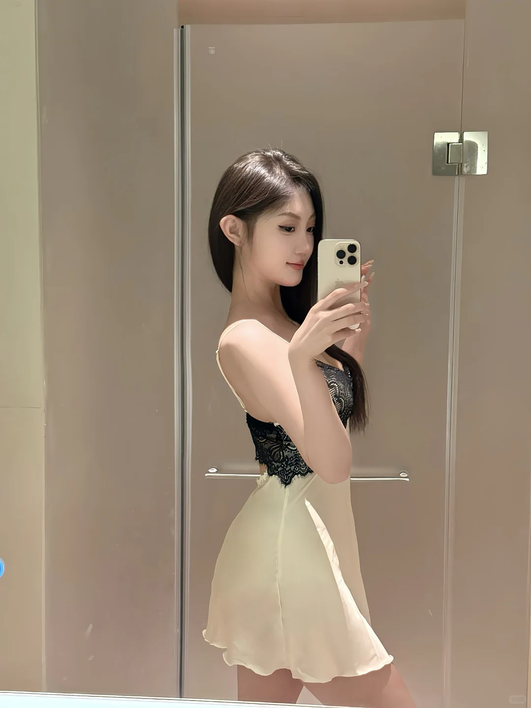 无法拒绝的露背睡裙