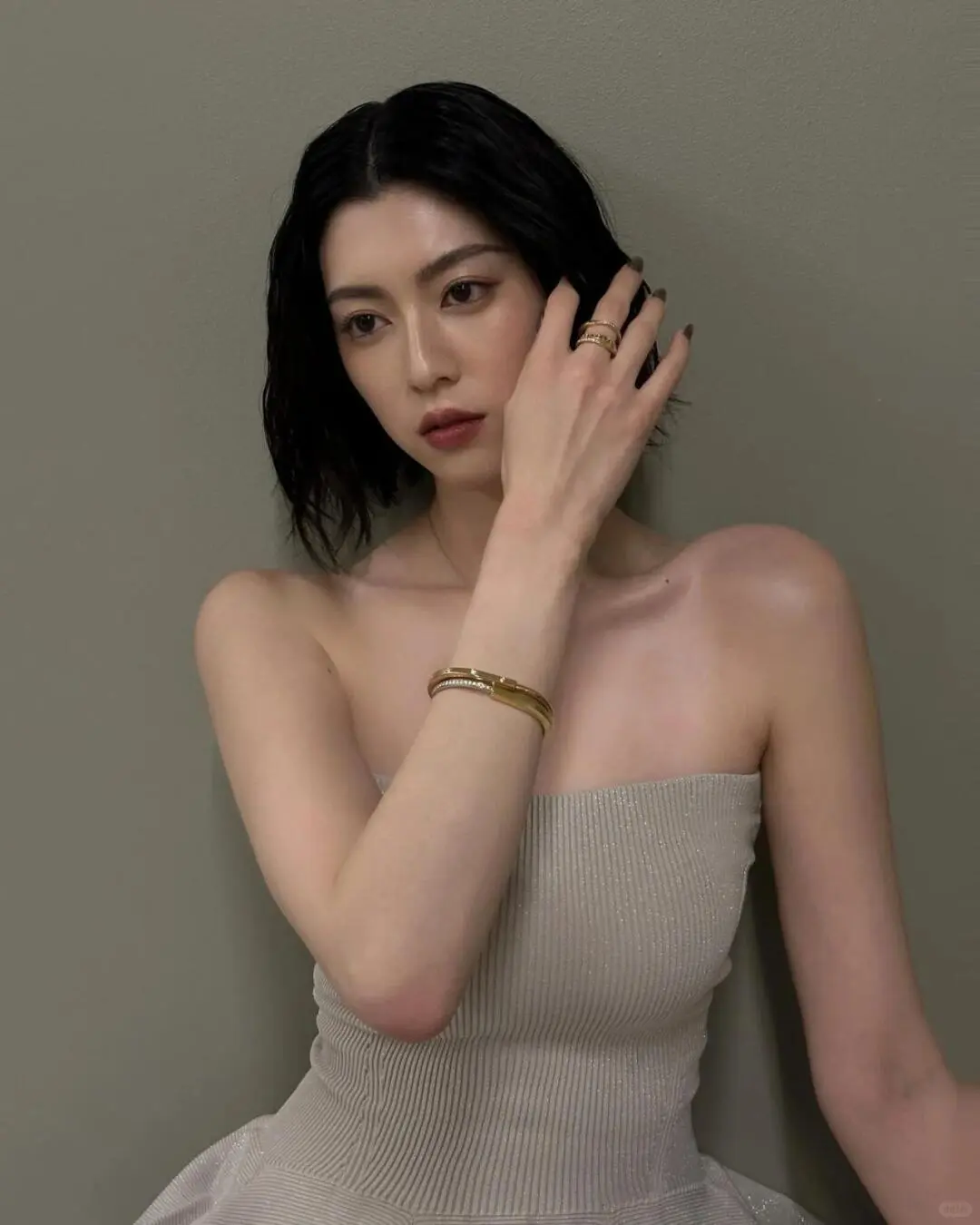 三吉彩花:极品大长腿完美腰臀！凹凸有致