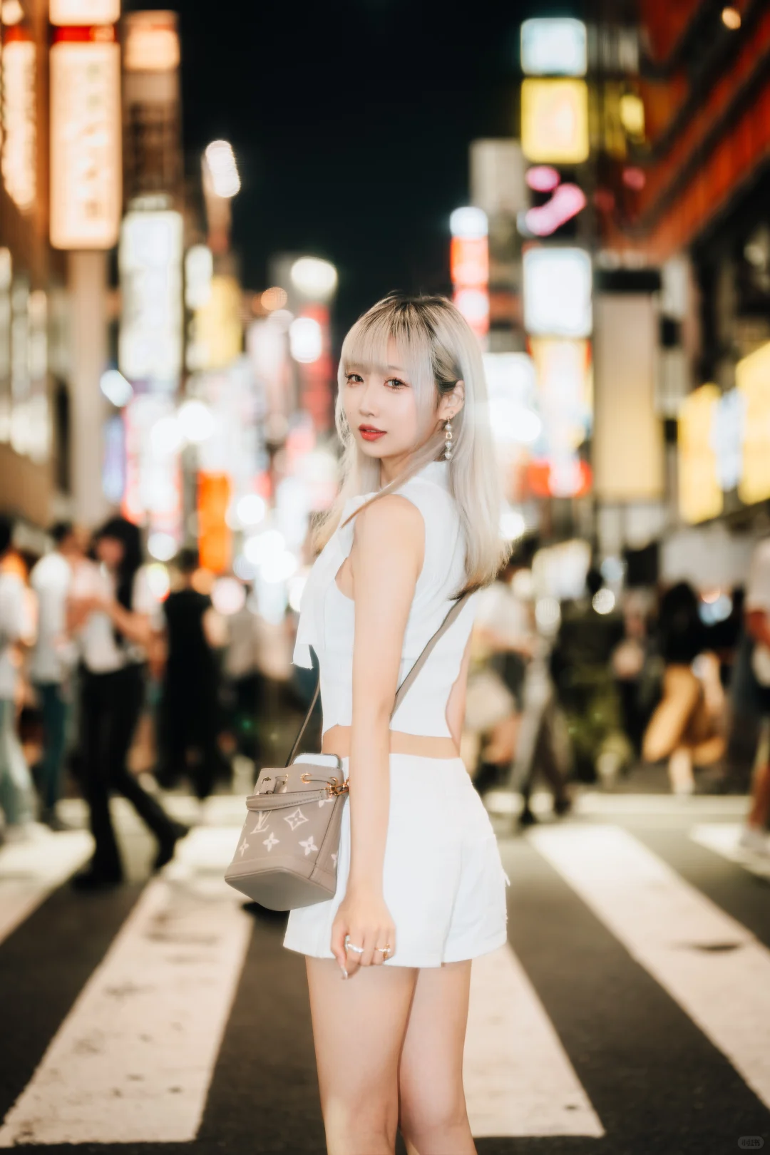 黑柔高级质感东京新宿居酒屋夜景辣妹人像