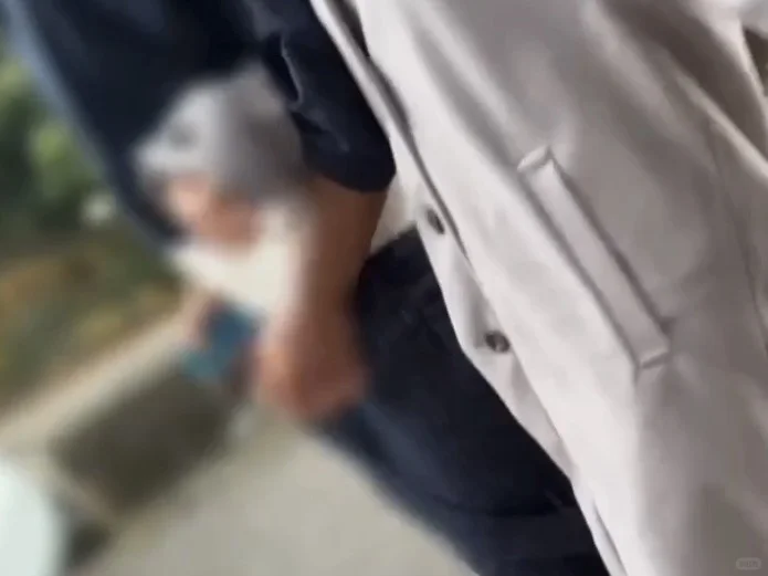 这个蓝衣白腰带男的车号是多少啊