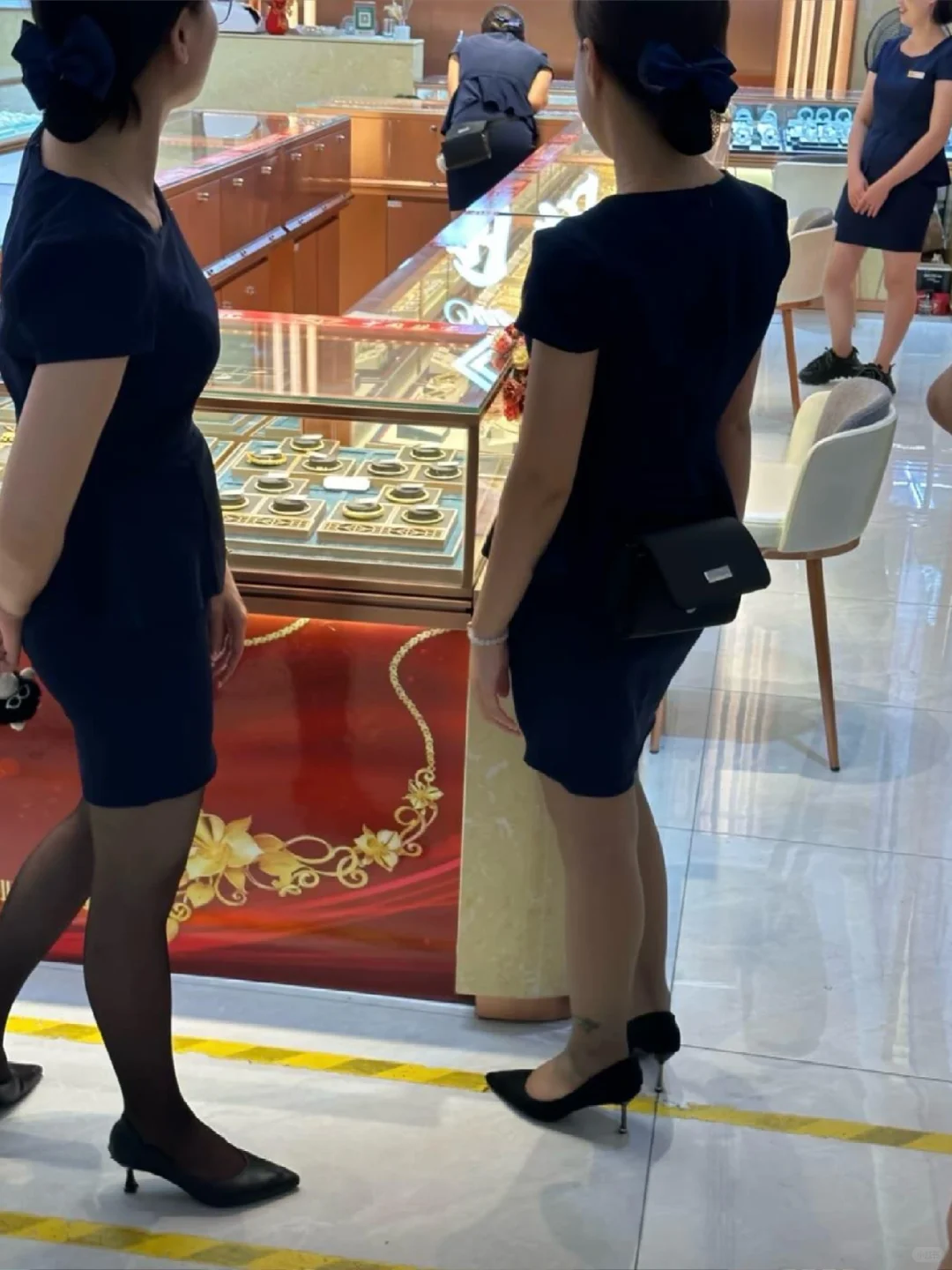 有没有人和我一样，珠宝店全招的女员工