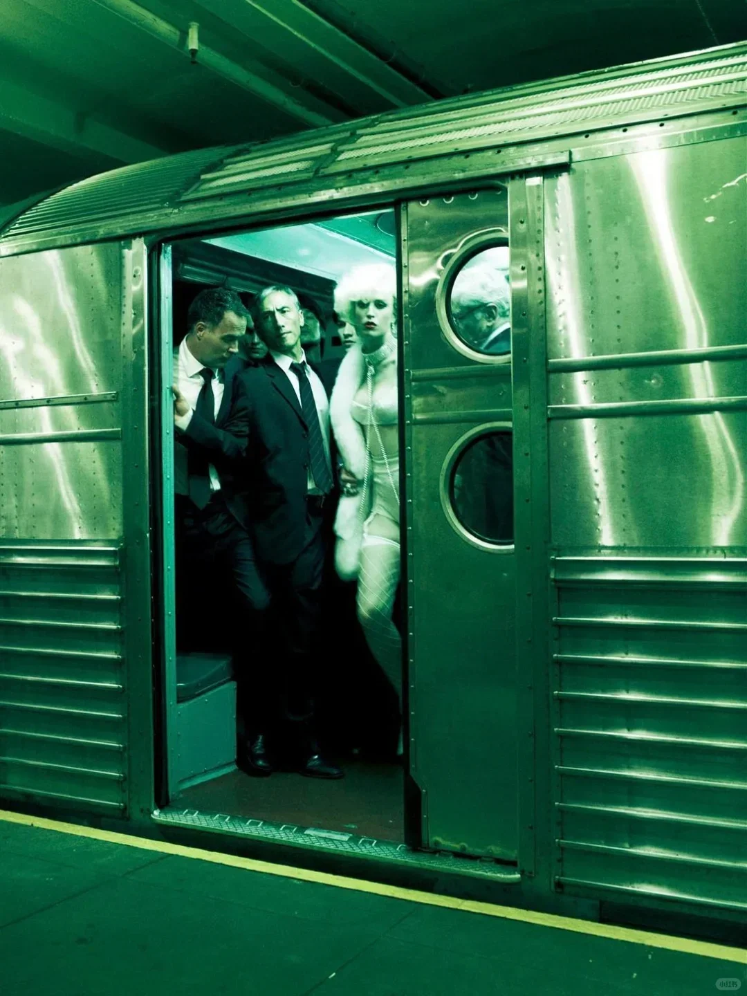 “🚇 超模挤地”｜Vogue顶级审美