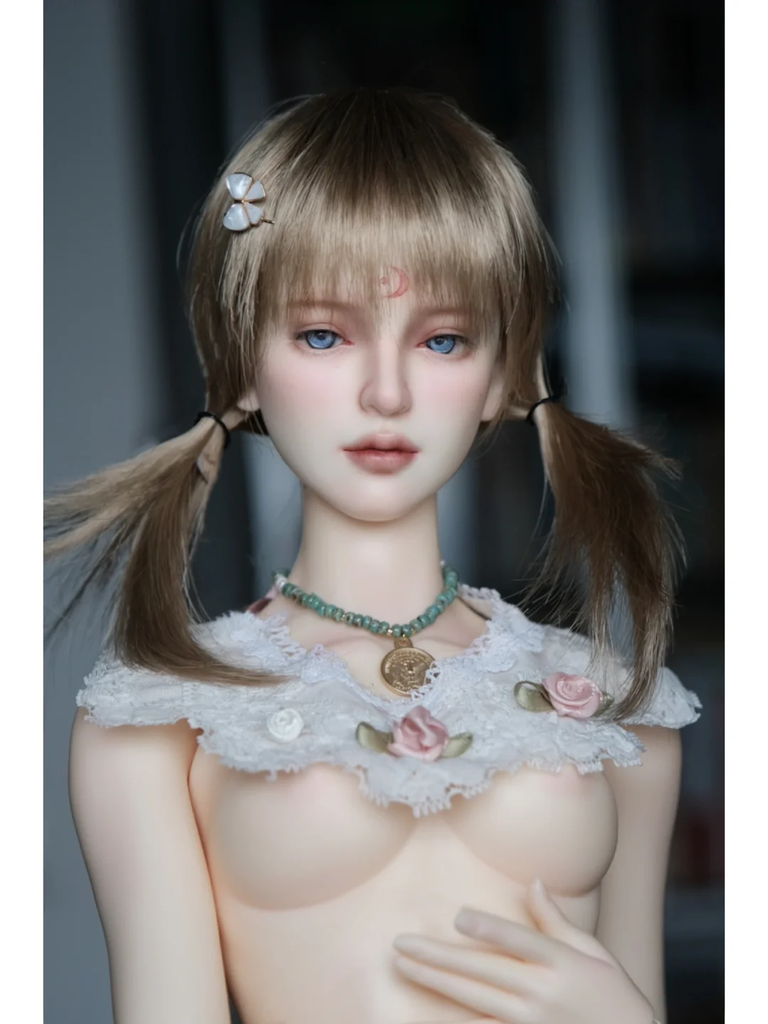 没有衣服穿的少女