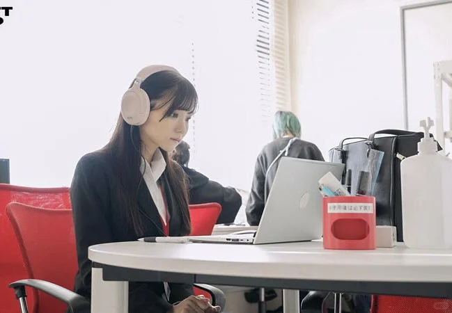 工作中的她，从光里走来。