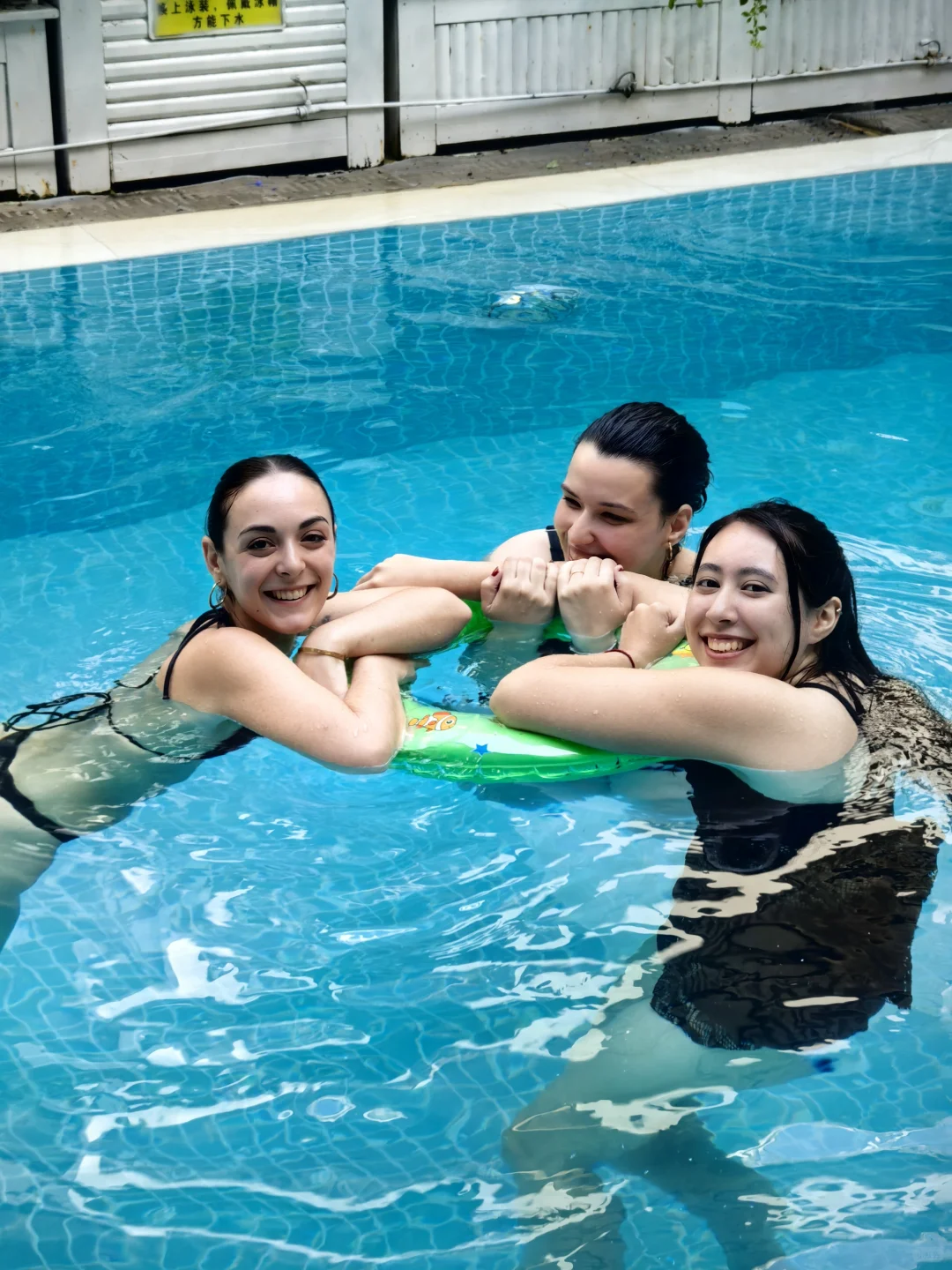 5个欧美比基尼辣妹在我家泳池狂拍3小时！