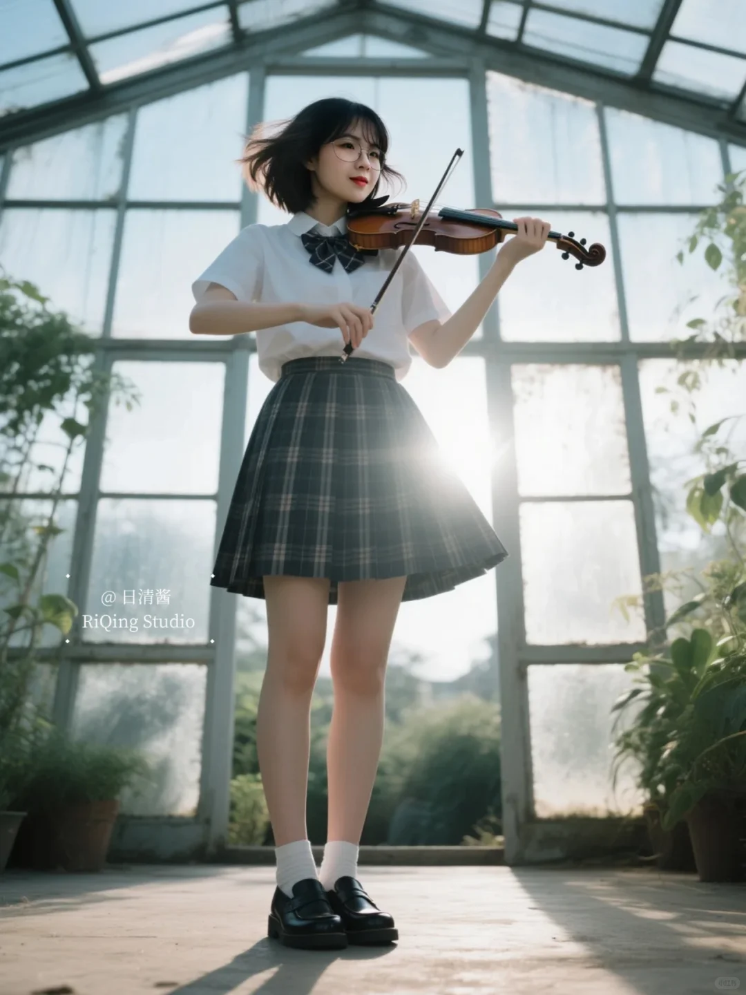 玻璃花房制服写真｜被阳光和小提琴治愈了🎻