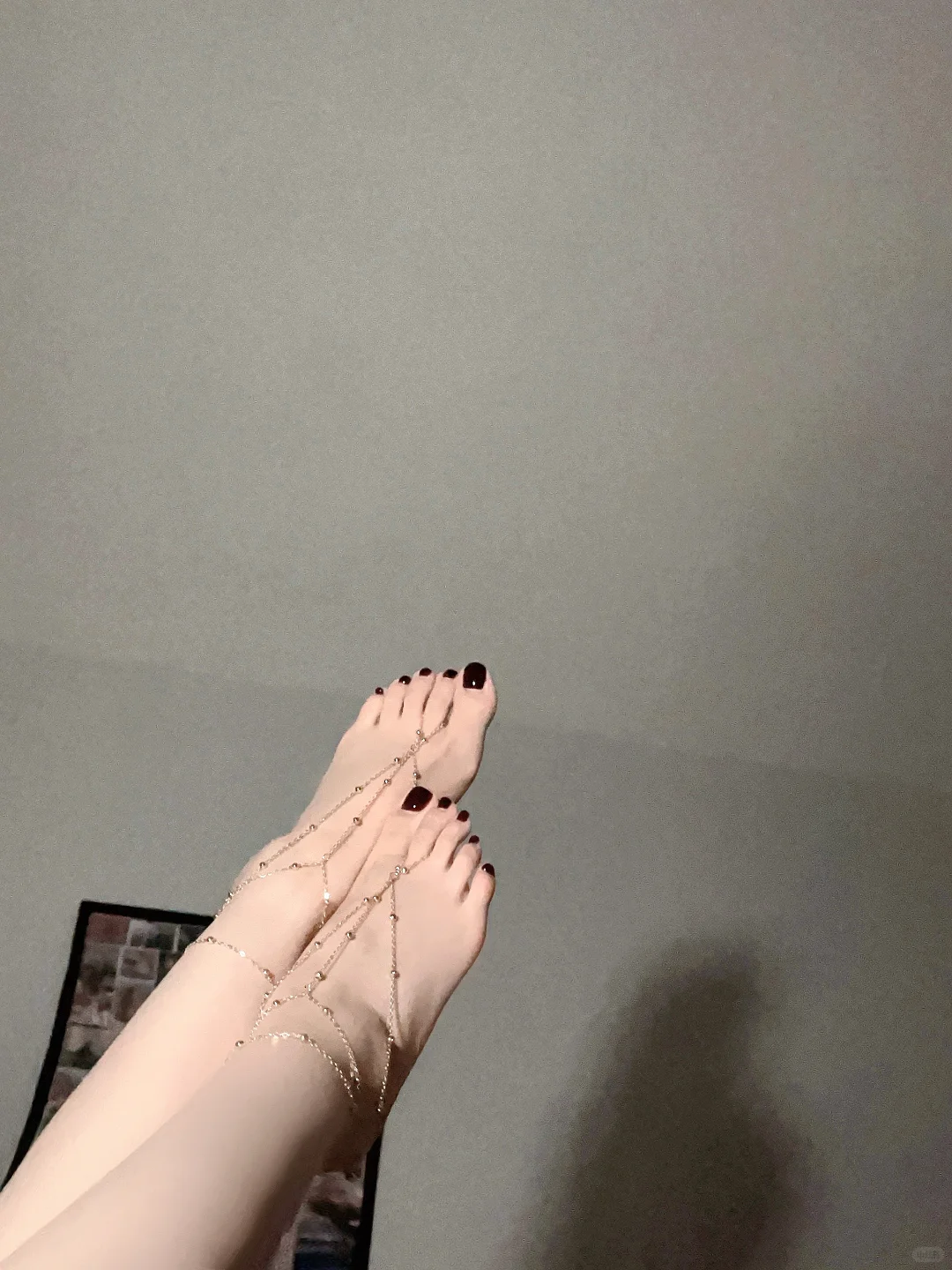 显白的脚美甲 车厘子红