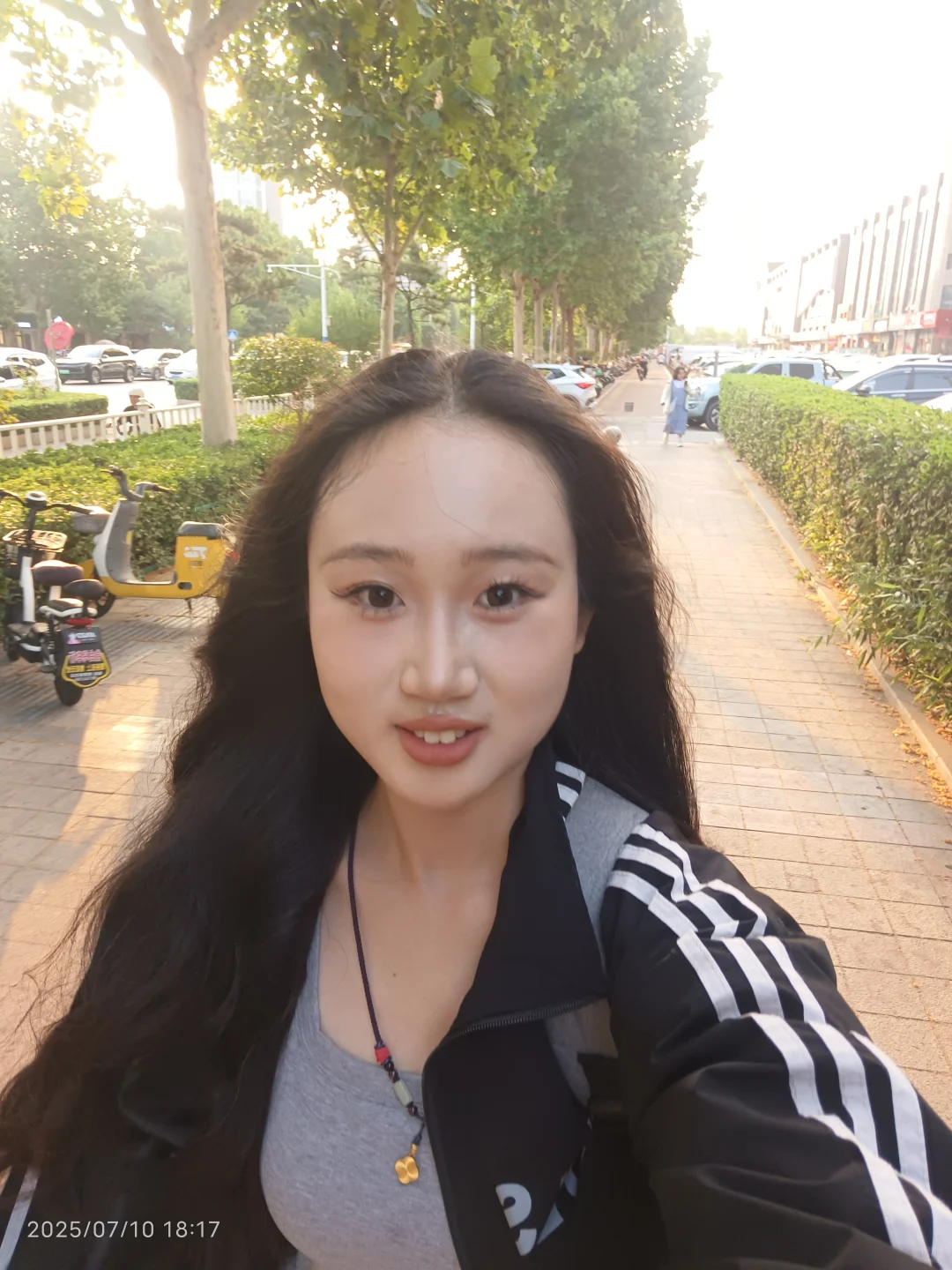 一觉醒来全泰安的模特工作都吻了上来