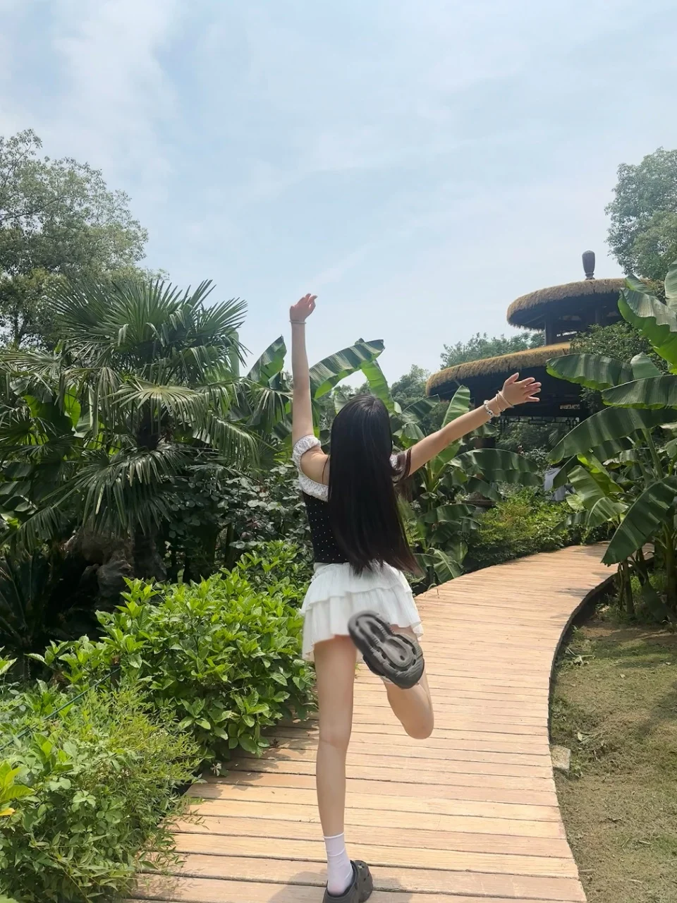 四仰八叉，纯真无邪。