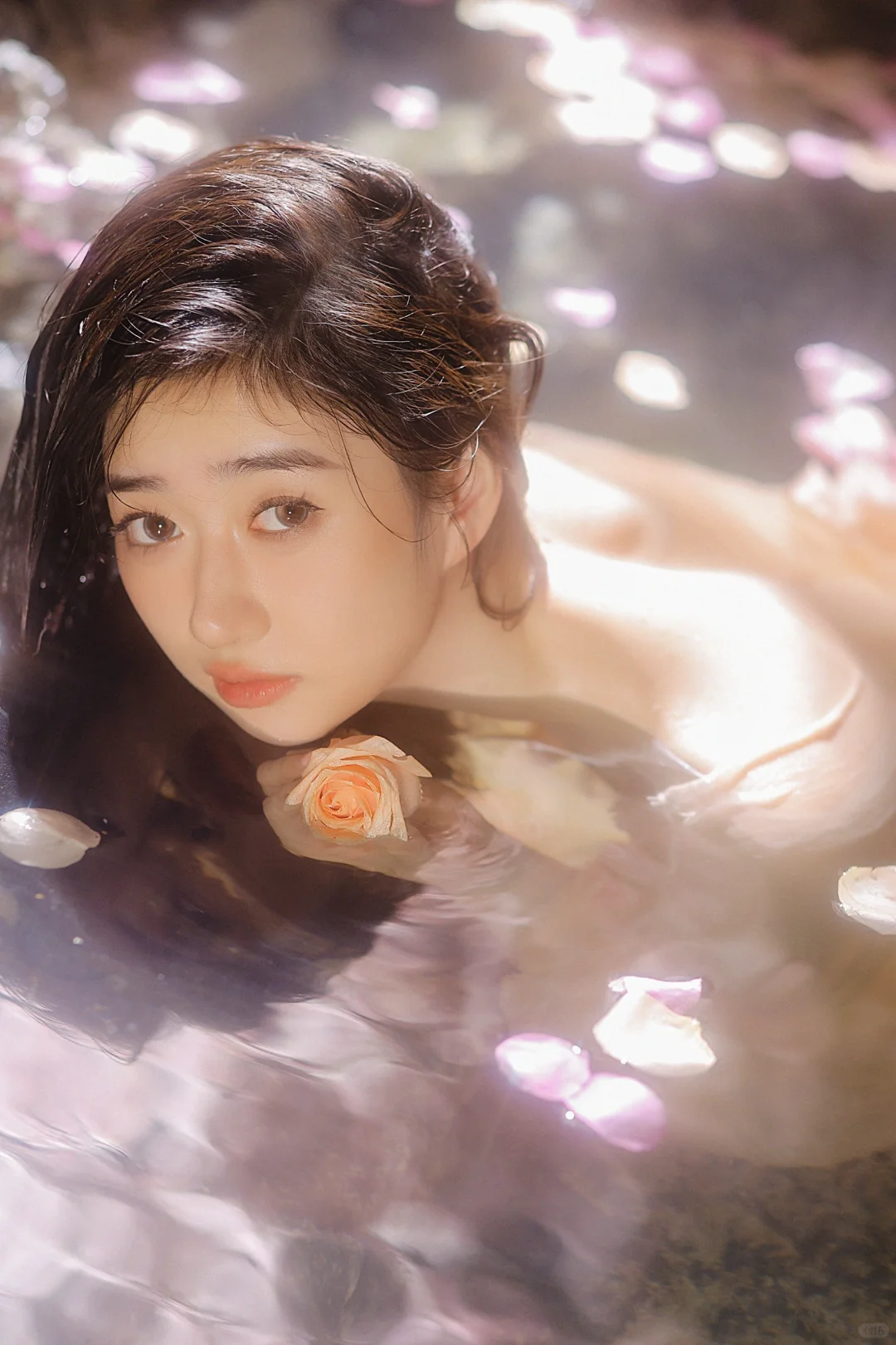 “春水碧于天，画船听雨眠”