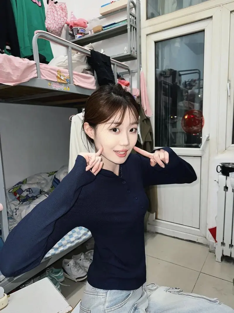 女大学生放假想学舞蹈
