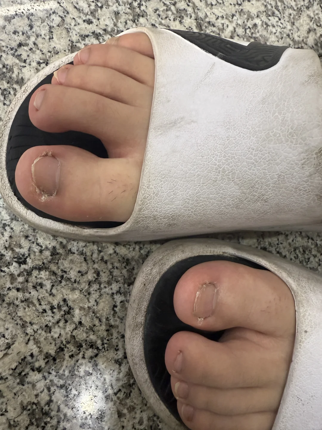 男朋友的脚好性感啊