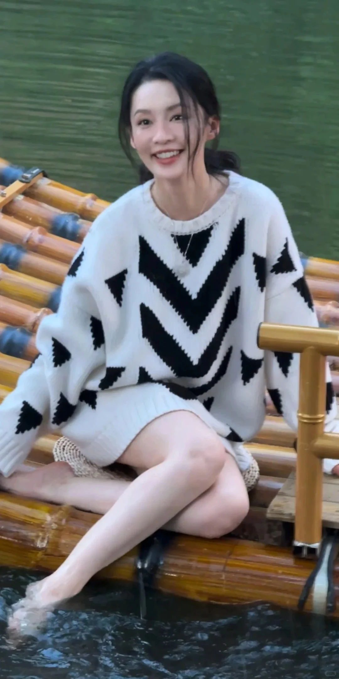 李沁——竹筏戏水的小脚丫