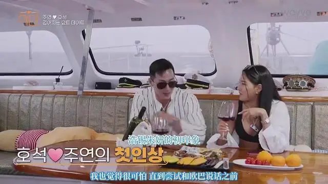 她好像知道自己很美～～～