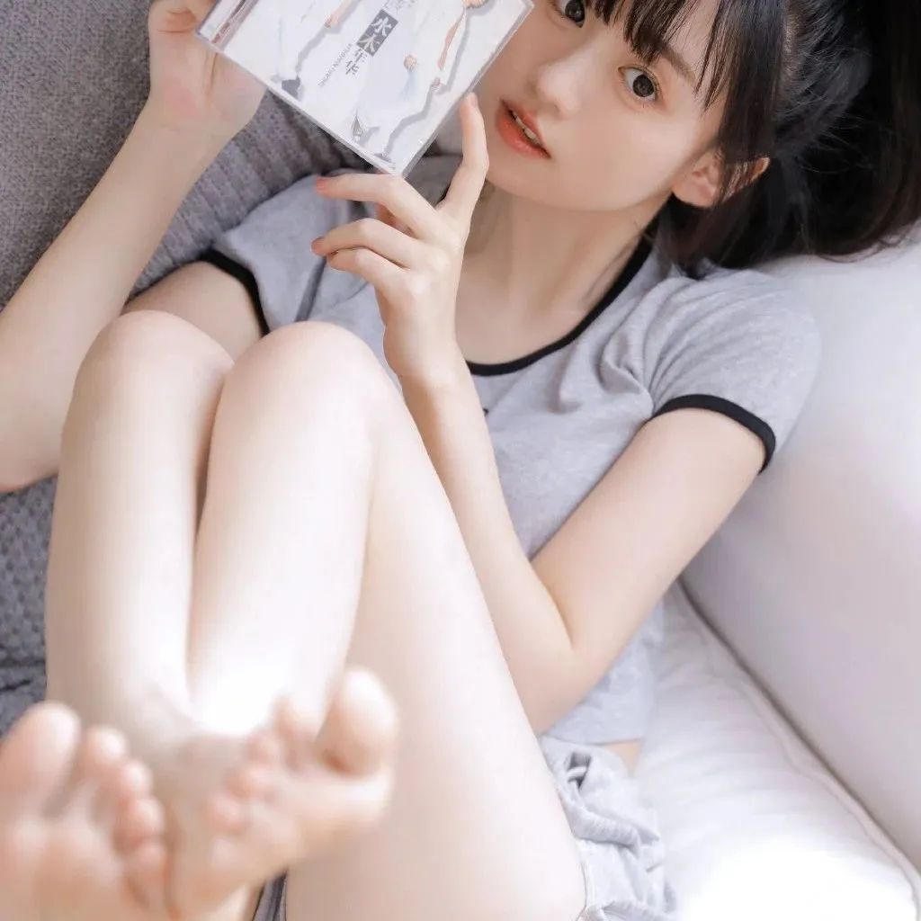 【美女】玉足甜妹，纯欲写真，这谁顶得住！