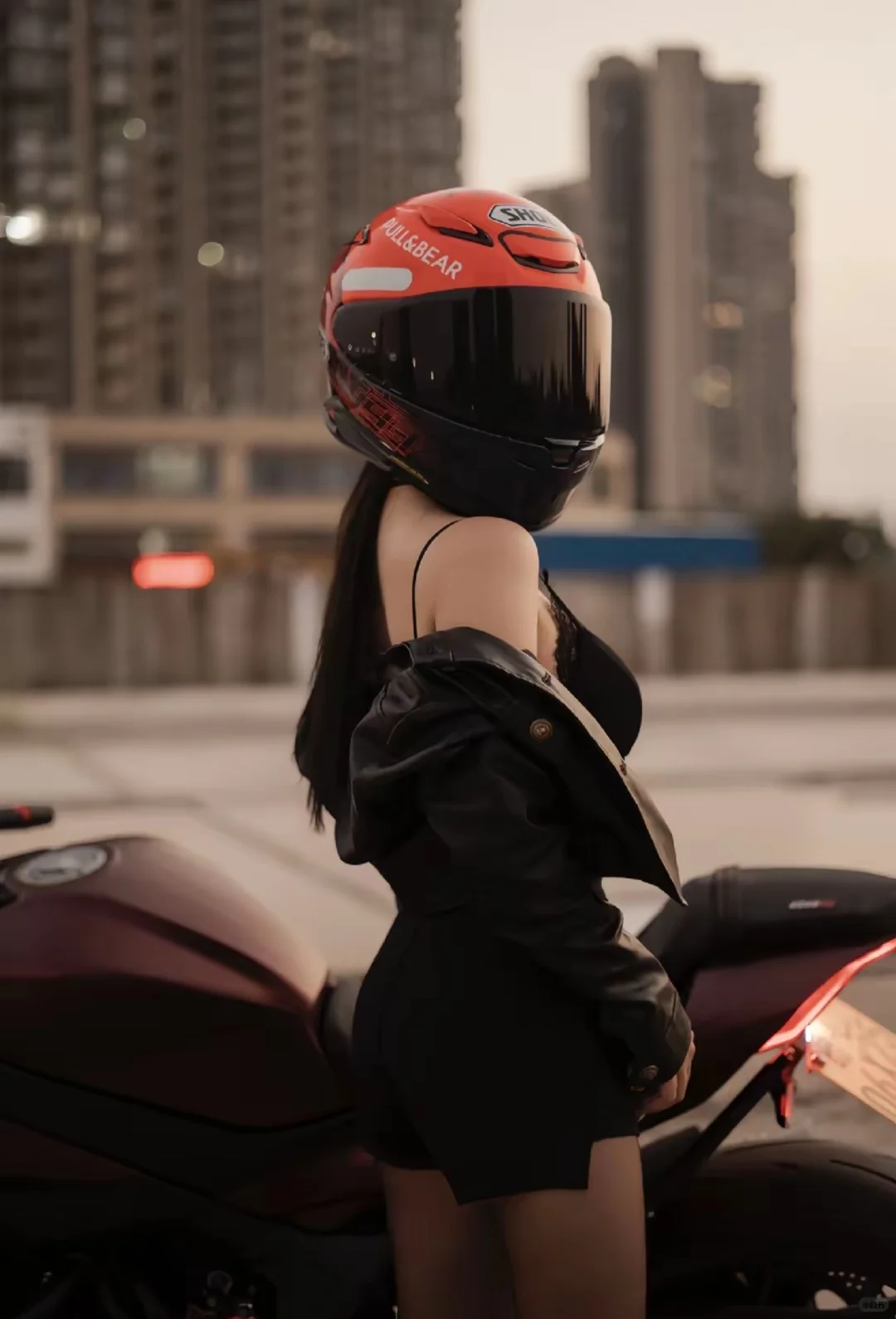 一眼沦陷的车模女孩！太美了！