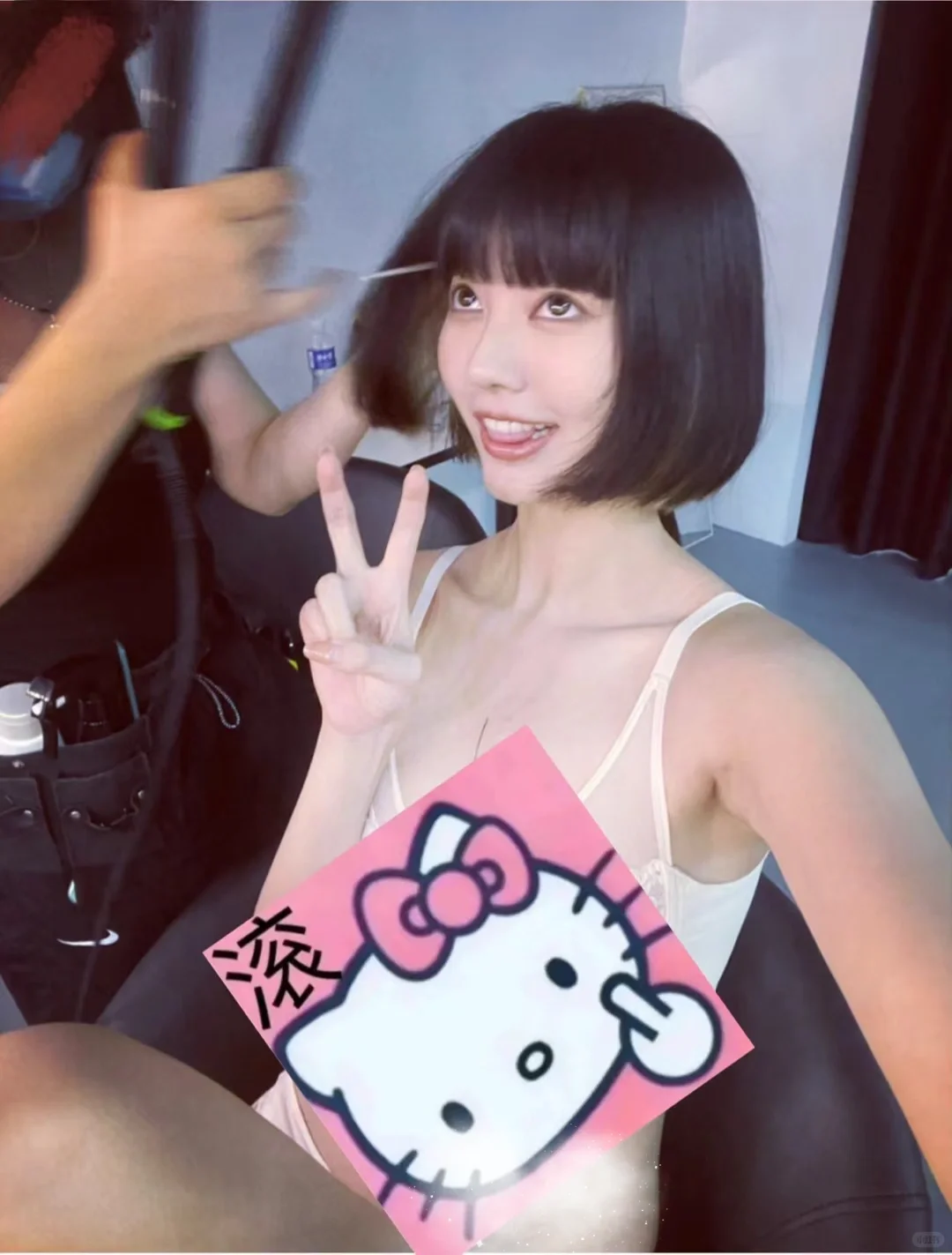 那个女孩 留着短短的头发～