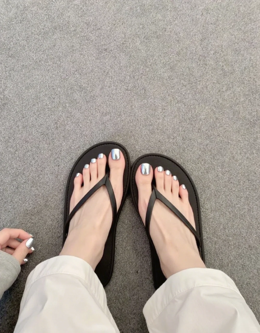 今天的拖鞋脚趾甲真的好漂亮～