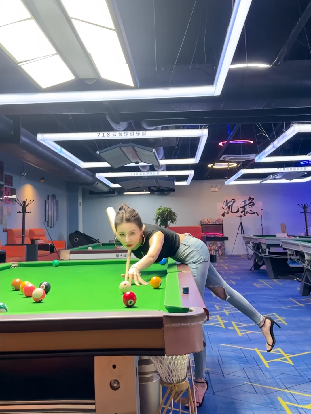 御姐|穿牛仔裤打台球的女人有点子魅力哦☺️