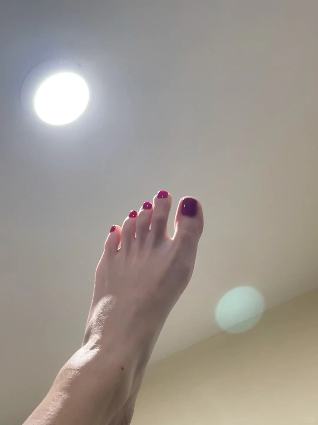 浆果色脚美甲巨显白！