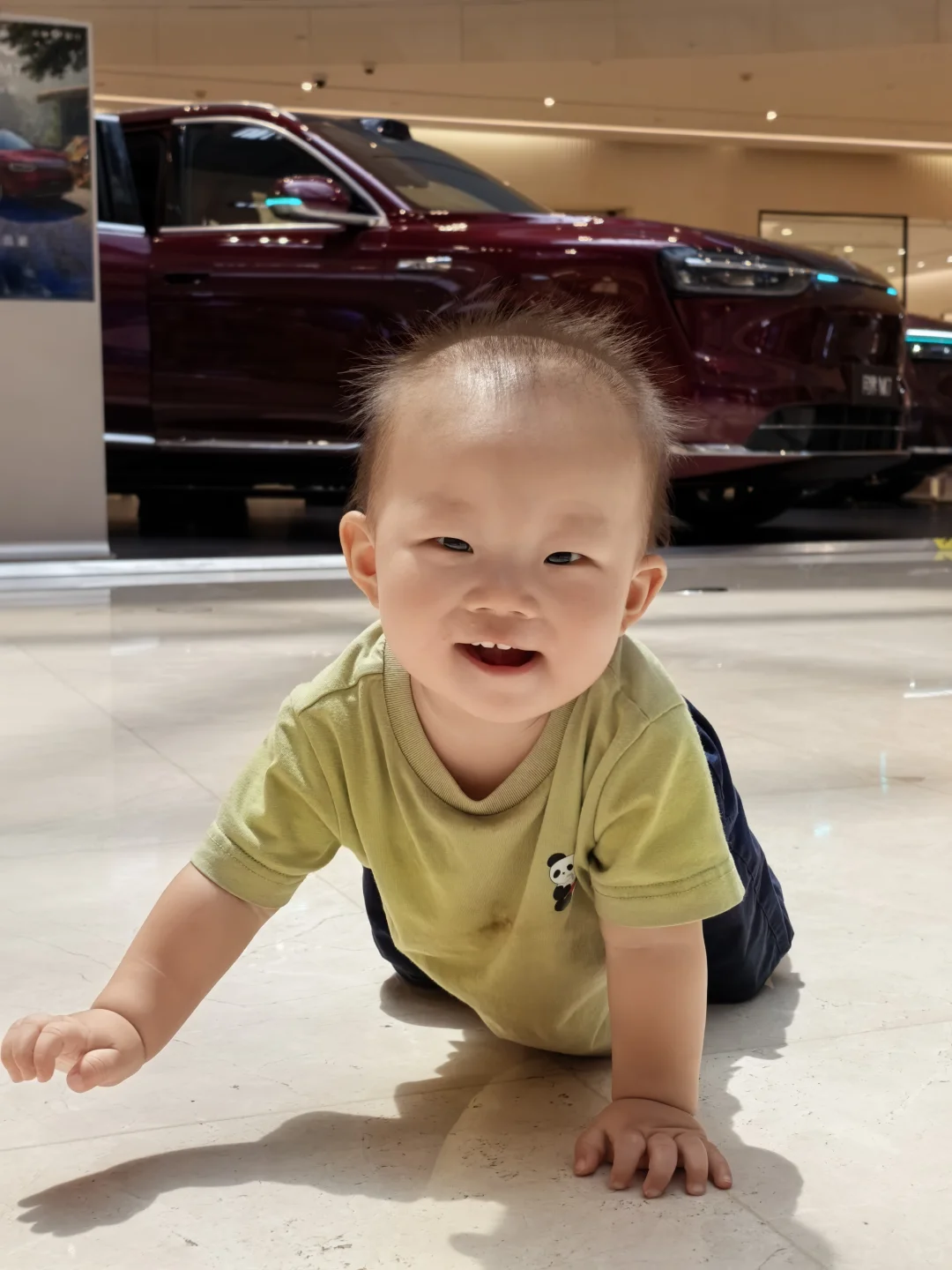 小嫩模在问界M7旁兴奋得无法自控