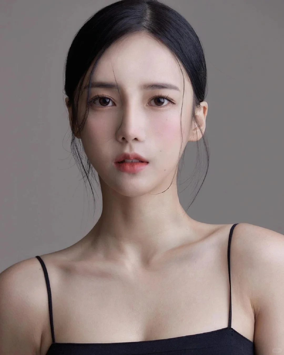 韩国清纯模特,S身材,嫩中带媚!