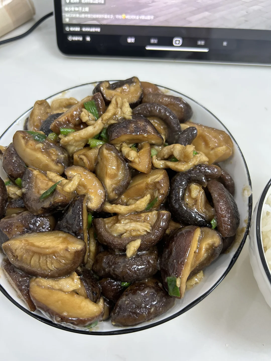 下班做饭吃香菇炒肉丝