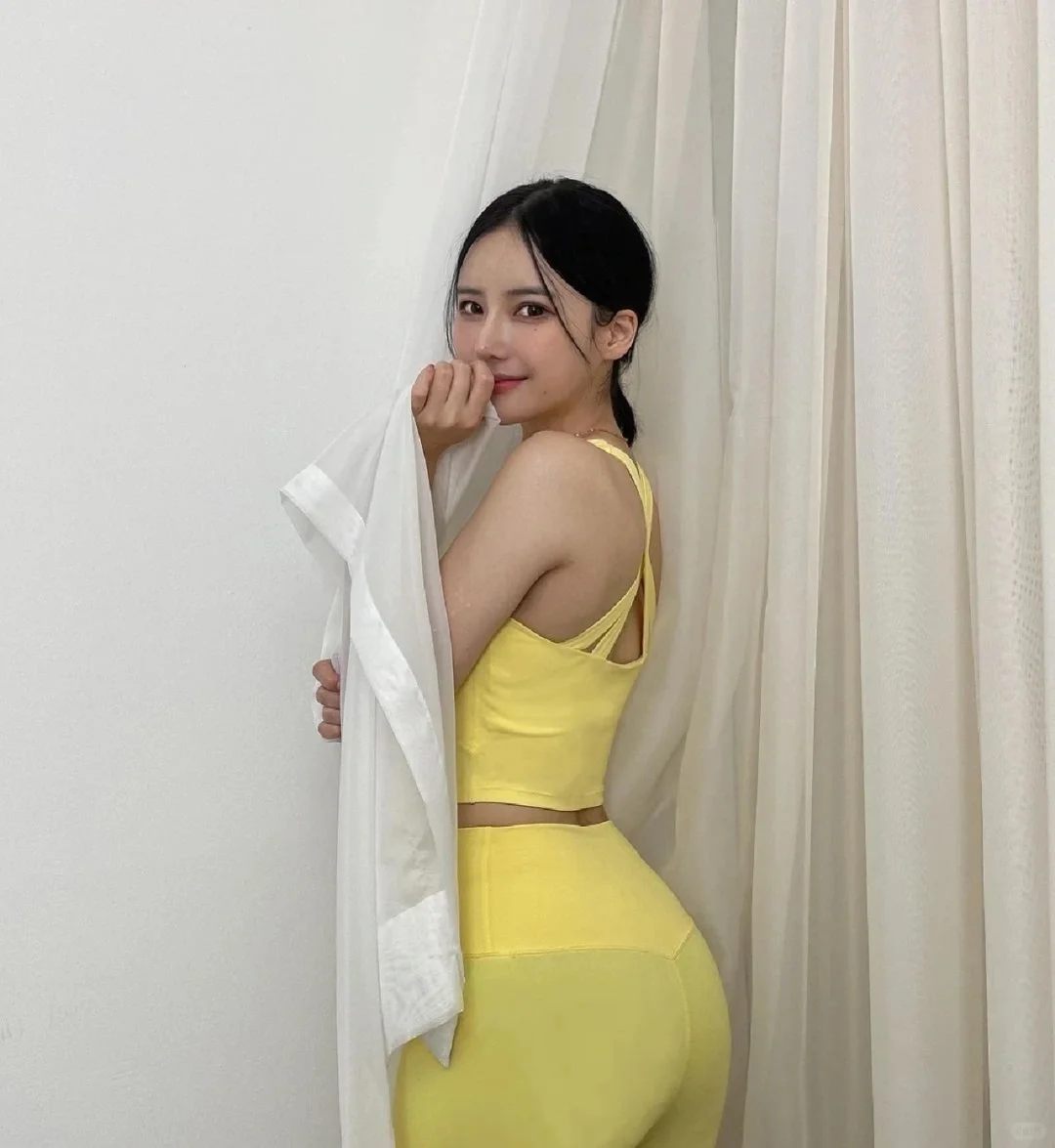 韩国清纯模特,S身材,嫩中带媚!